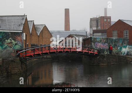 Leicester, Leicestershire, Regno Unito. 7 gennaio 2021. Meteo nel Regno Unito. Una passeggiata di coppia accanto al canale ghiacciato Grand Union durante il terzo blocco nazionale del coronavirus. Credit Darren Staples/Alamy Live News. Foto Stock