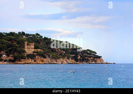 Castell d'en Plaja situato alla fine di Sa Caleta Beach in Lloret de Mar, Costa Brava, Spagna Foto Stock