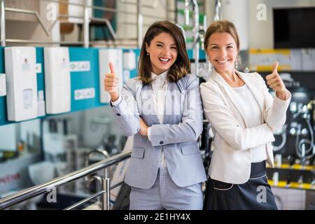 Due donne che hanno un piccolo negozio di articoli da bagno per affari. Sono partner commerciali. Concetto di imprenditrice femminile. Foto Stock