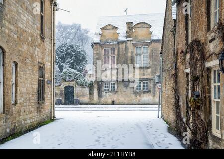 Lawrence vicolo nella neve di dicembre. Burford, Cotswolds, Oxfordshire, Inghilterra Foto Stock
