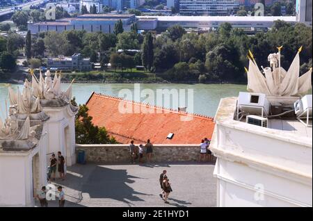 BRATISLAVA, SLOVACCHIA - 01 SETTEMBRE 2019: Piazza con turisti non identificati vicino al Castello di Bratislava e il fiume Danubio Foto Stock