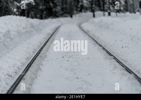 Binari ferroviari ricoperti di neve nel bel mezzo dell'inverno. Foto Stock