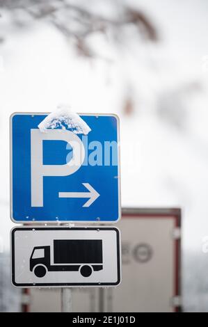 Sindelfingen, Germania. 07 gennaio 2021. Un cartello sull'area di riposo Sindelfinger Wald indica la strada verso le aree di parcheggio dei camion. Credit: Sebastian Gollnow/dpa/Alamy Live News Foto Stock