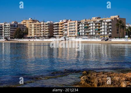 Linea di condominio e riflessioni a Torrevieja, sulla Costa Blanca della Spagna Foto Stock