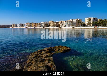 Linea di condominio e riflessioni a Torrevieja, sulla Costa Blanca della Spagna Foto Stock