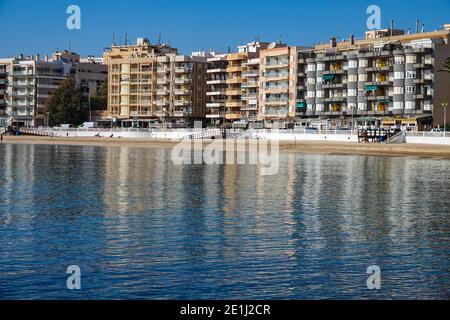 Linea di condominio e riflessioni a Torrevieja, sulla Costa Blanca della Spagna Foto Stock