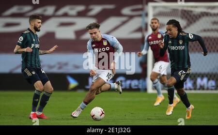 Il Jack Grealish di Aston Villa si rompe tra il Mateusz Klich di Leeds United (a sinistra) e l'Helder Costa di Leeds United (a destra) durante la partita della Premier League a Villa Park, Birmingham. Foto Stock