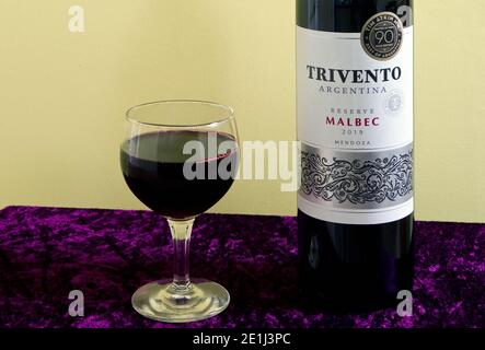 Bottiglia di Trivento Malbec 2019 vino rosso argentino e vetro Foto Stock