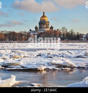 Vista sul fiume Neva e sulla cattedrale di Sant'Isacco, San Pietroburgo, Russia Foto Stock