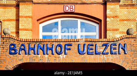 Uelzen, Germania, 18 dicembre 2020: Dettaglio di ingresso della stazione ferroviaria progettata dall'artista Friedensreich Hundertwasser a Uelzen, Germania. Foto Stock