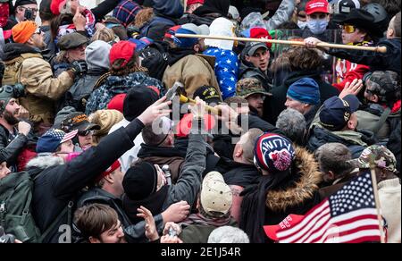 Washington DC, Stati Uniti. 06 gennaio 2021. I riotatori si scontrano con la polizia che cerca di entrare nell'edificio del Campidoglio attraverso le porte anteriori. I riotatori hanno rotto le finestre e hanno violato il palazzo del Campidoglio nel tentativo di rovesciare i risultati delle elezioni del 2020. La polizia ha usato i pulsanti e le granate di gas lacrimogeni per disperdere la folla. I rioter usavano barre metalliche e gas lacrimogeni contro la polizia. Ad un certo punto il martello grande visto per dare ai rioters. (Foto di Lev Radin/Pacific Press) Credit: Pacific Press Media Production Corp./Alamy Live News Foto Stock