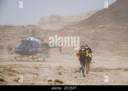 Buraydah, Arabia Saudita. 7 gennaio 2021. Personale medico durante la 5a tappa del Dakar 2021 tra Riyadh e Buraydah, in Arabia Saudita il 7 gennaio 2021 - Foto Antonin Vincent/DPPI/LM Credit: Gruppo editoriale LiveMedia/Alamy Live News Foto Stock