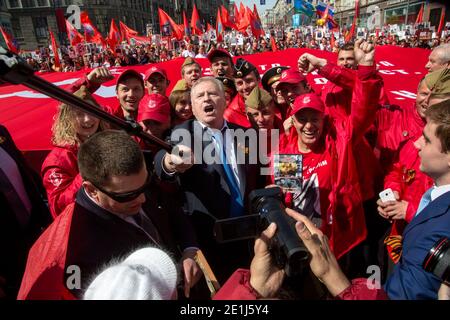 Mosca, Russia. 9 maggio 2015, il vice e leader della Duma di Stato della fazione LDPR Vladimir Volfovich Zhirinovsky prende un selfie alla testa della colonna del 'reggimento immortale' marcia in via Tverskaya a Mosca, Russia Foto Stock