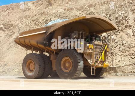 Enorme dumper in una miniera di rame in America Latina. Foto Stock