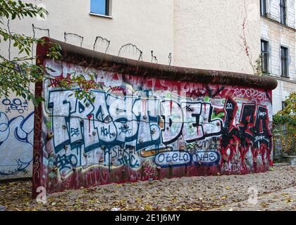 Parete di arrampicata coperta di Graffiti nel parco di Christinenstrasse, Prenzlauer Berg Berlino Foto Stock