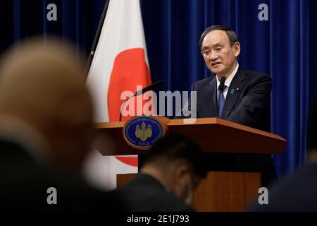 (210107) -- TOKYO, 7 gennaio 2021 (Xinhua) -- il primo ministro giapponese Yoshihide Suga partecipa a una conferenza stampa presso la residenza ufficiale del primo ministro a Tokyo, Giappone, il 7 gennaio 2021. Giovedì il primo ministro giapponese Yoshihide Suga ha dichiarato lo stato di emergenza nell'area metropolitana di Tokyo, comprese le prefetture di Tokyo, Saitama, Chiba e Kanagawa, autorizzando misure più severe per combattere una ripresa delle infezioni da COVID-19. Lo stato di emergenza sarà effettivo da venerdì al 7 febbraio, con misure che includono l'esortazione a rimanere a casa e di chiedere ristoranti e bar per fermare ser Foto Stock