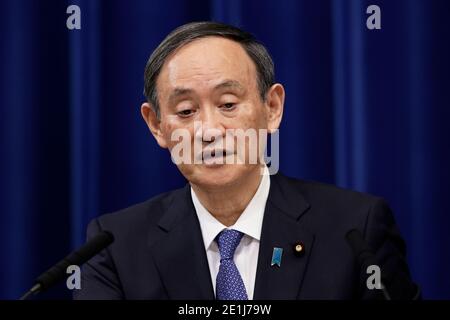 (210107) -- TOKYO, 7 gennaio 2021 (Xinhua) -- il primo ministro giapponese Yoshihide Suga partecipa a una conferenza stampa presso la residenza ufficiale del primo ministro a Tokyo, Giappone, il 7 gennaio 2021. Giovedì il primo ministro giapponese Yoshihide Suga ha dichiarato lo stato di emergenza nell'area metropolitana di Tokyo, comprese le prefetture di Tokyo, Saitama, Chiba e Kanagawa, autorizzando misure più severe per combattere una ripresa delle infezioni da COVID-19. Lo stato di emergenza sarà effettivo da venerdì al 7 febbraio, con misure che includono l'esortazione a rimanere a casa e di chiedere ristoranti e bar per fermare ser Foto Stock