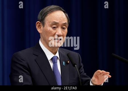 (210107) -- TOKYO, 7 gennaio 2021 (Xinhua) -- il primo ministro giapponese Yoshihide Suga partecipa a una conferenza stampa presso la residenza ufficiale del primo ministro a Tokyo, Giappone, il 7 gennaio 2021. Giovedì il primo ministro giapponese Yoshihide Suga ha dichiarato lo stato di emergenza nell'area metropolitana di Tokyo, comprese le prefetture di Tokyo, Saitama, Chiba e Kanagawa, autorizzando misure più severe per combattere una ripresa delle infezioni da COVID-19. Lo stato di emergenza sarà effettivo da venerdì al 7 febbraio, con misure che includono l'esortazione a rimanere a casa e di chiedere ristoranti e bar per fermare ser Foto Stock