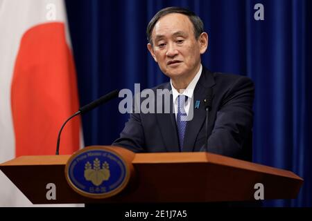 (210107) -- TOKYO, 7 gennaio 2021 (Xinhua) -- il primo ministro giapponese Yoshihide Suga partecipa a una conferenza stampa presso la residenza ufficiale del primo ministro a Tokyo, Giappone, il 7 gennaio 2021. Giovedì il primo ministro giapponese Yoshihide Suga ha dichiarato lo stato di emergenza nell'area metropolitana di Tokyo, comprese le prefetture di Tokyo, Saitama, Chiba e Kanagawa, autorizzando misure più severe per combattere una ripresa delle infezioni da COVID-19. Lo stato di emergenza sarà effettivo da venerdì al 7 febbraio, con misure che includono l'esortazione a rimanere a casa e di chiedere ristoranti e bar per fermare ser Foto Stock