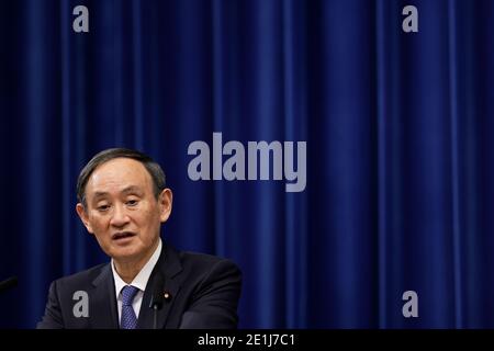 (210107) -- TOKYO, 7 gennaio 2021 (Xinhua) -- il primo ministro giapponese Yoshihide Suga partecipa a una conferenza stampa presso la residenza ufficiale del primo ministro a Tokyo, Giappone, il 7 gennaio 2021. Giovedì il primo ministro giapponese Yoshihide Suga ha dichiarato lo stato di emergenza nell'area metropolitana di Tokyo, comprese le prefetture di Tokyo, Saitama, Chiba e Kanagawa, autorizzando misure più severe per combattere una ripresa delle infezioni da COVID-19. Lo stato di emergenza sarà effettivo da venerdì al 7 febbraio, con misure che includono l'esortazione a rimanere a casa e di chiedere ristoranti e bar per fermare ser Foto Stock