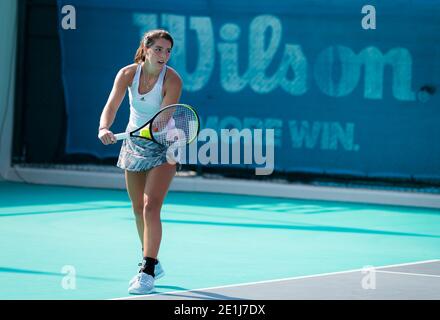 Jodie Burrage della Gran Bretagna in azione contro Amandine Hesse Della Francia durante il primo round del 2021 Abu Dabi WTA Women & N. / LM Foto Stock