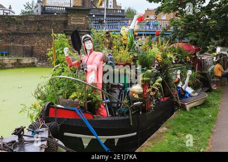 Houseboats con tetto verde e piante sul Canal Grand Union, Westbourne Park, Londra, Regno Unito Foto Stock