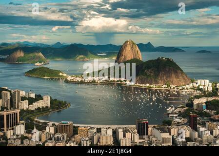 Famosa vista di Rio de Janeiro con il Pan di zucchero, la spiaggia di Botafogo, la baia di Guanabara Foto Stock