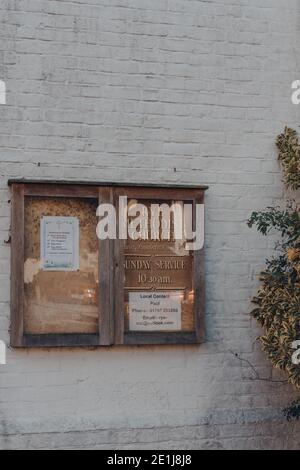 Rye, Regno Unito - 10 ottobre 2020: Informazioni fuori dalla chiesa metodista di Rye a Rye, una delle città medievali meglio conservate nel Sussex orientale, Inghilterra. Foto Stock