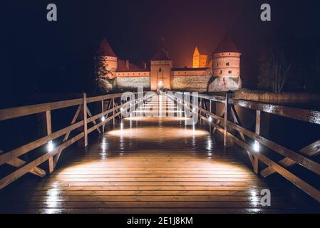 Ponte che conduce verso il Castello dell'Isola di Trakai di notte Lituania Foto Stock