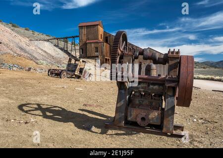 Vecchio macchinario, costruzione del mulino dietro, miniera d'argento, città fantasma di Berlino, Berlino-Ichthyosaur state Park, Nevada, Stati Uniti Foto Stock