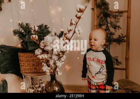 Bambina in pigiama in camera da letto. Mattina di Natale. Interni di Capodanno. Festa di San Valentino Foto Stock