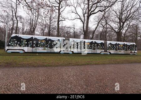 PRAGA - 6 gennaio: Tram Skoda 15T con decorazione di Natale il 6 gennaio 2021 a Vystaviste, Holesovice, Praga, Repubblica Ceca. Foto Stock