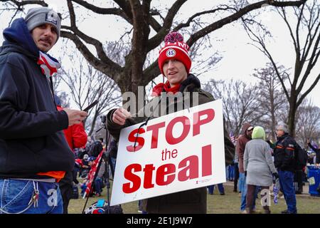 I manifestanti hanno visto tenere un cartello durante la protesta.i sostenitori pro-trump hanno assalito l'edificio del Campidoglio degli Stati Uniti a Washington, dopo che il presidente eletto degli Stati Uniti Joe Biden ha condannato quella che ha chiamato 'insurrezione' al Campidoglio degli Stati Uniti costringendo i voti elettorali a contare per arrestarsi. Foto Stock