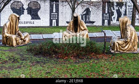 Scultura "Guardiani del tempo" dell'artista austriaco Manfred Kielnhofer al Memoriale del Parlamento degli alberi, passeggiata Schiffbauerdamm, Mitte, Berlino. Foto Stock