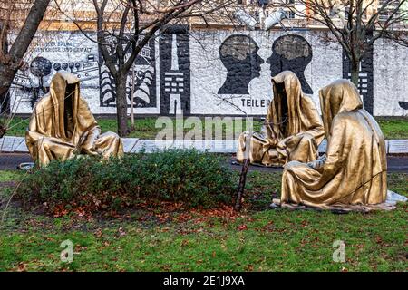 Scultura "Guardiani del tempo" dell'artista austriaco Manfred Kielnhofer al Memoriale del Parlamento degli alberi, passeggiata Schiffbauerdamm, Mitte, Berlino. Foto Stock