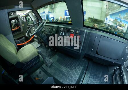 Interno di un supporto del personale blindato, volante, cruscotto, sedili Foto Stock