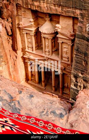 (Fuoco selettivo) Vista dall'alto, vista mozzafiato di al Khazneh (il Tesoro) a Petra durante una giornata di sole. Foto Stock
