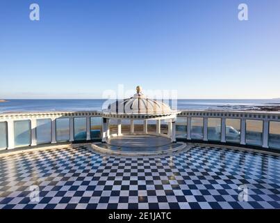 La tribuna di Scarborough Spa con il suo colonnato e scacchi pavimento Foto Stock