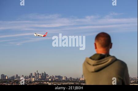 Sydney. 18 Marzo 2020. File foto scattata il 18 marzo 2020 mostra un aereo Qantas sopra Sydney, Australia. La compagnia aerea nazionale australiana Qantas ha ripreso le prenotazioni per i voli internazionali dal 1° luglio di quest'anno, in un segnale promettente che i viaggi all'estero potrebbero tornare prima del previsto. Credit: Bai Xuefei/Xinhua/Alamy Live News Foto Stock