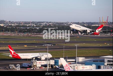 Sydney. 18 Marzo 2020. File foto scattata il 18 marzo 2020 mostra gli aerei Qantas all'aeroporto di Sydney, a Sydney, Australia. La compagnia aerea nazionale australiana Qantas ha ripreso le prenotazioni per i voli internazionali dal 1° luglio di quest'anno, in un segnale promettente che i viaggi all'estero potrebbero tornare prima del previsto. Credit: Bai Xuefei/Xinhua/Alamy Live News Foto Stock