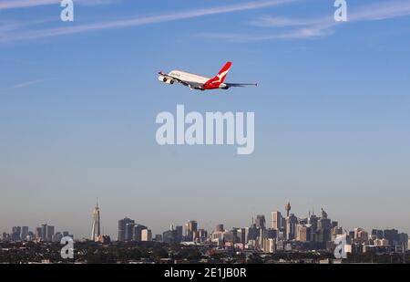 Sydney. 18 Marzo 2020. File foto scattata il 18 marzo 2020 mostra un aereo Qantas sopra Sydney, Australia. La compagnia aerea nazionale australiana Qantas ha ripreso le prenotazioni per i voli internazionali dal 1° luglio di quest'anno, in un segnale promettente che i viaggi all'estero potrebbero tornare prima del previsto. Credit: Bai Xuefei/Xinhua/Alamy Live News Foto Stock