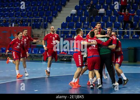 Zrenjanin, Serbia. 5 gennaio 2021. I giocatori serbi celebrano la vittoria. Credit: Nikola Krstic/Alamy Live News Foto Stock