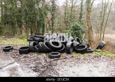 Un carico di pneumatici per auto vola in campagna, Inghilterra nord-orientale, Regno Unito Foto Stock