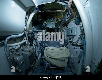Volante e sedile del vano portaoggetti del veicolo blindato - of Un vettore ucraino blindato BMP Foto Stock