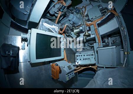 Volante e sedile della cabina del veicolo blindato - di un Trasportatore ucraino blindato BMP Foto Stock
