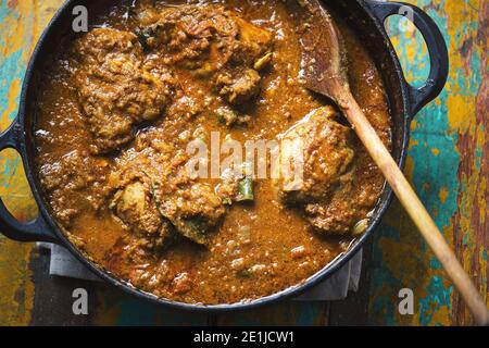 Pollo al curry Punjabi con coriandolo. Masala indiano classico. Foto Stock