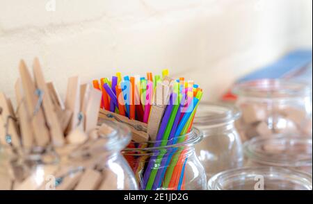 Cannucce e stucchi da bere colorati come ausilio per il calcolo una scuola elementare con spazio per la copia Foto Stock