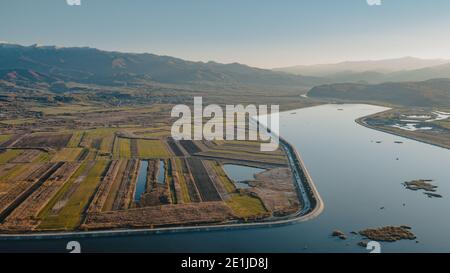 diga sul fiume e laghi sul suo bordo Foto Stock