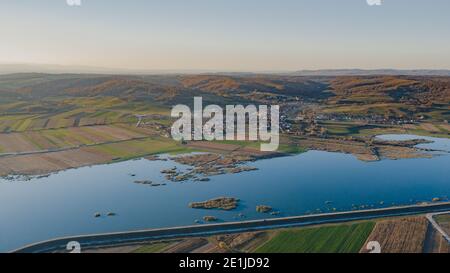 diga sul fiume e laghi sul suo bordo Foto Stock