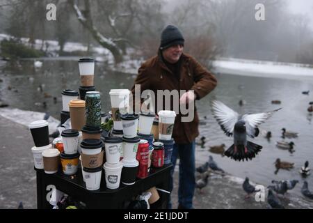 Glasgow, Regno Unito, 7 gennaio 2021. Dopo alcuni giorni di tempo freddo, e il parco essendo occupato, i bidoni della lettiera traboccano con le tazze di caffè usa e getta e la lettiera, nel Queen's Park, nel sud della città. Photo credit: Jeremy Sutton-Hibbert/Alamy Live News Foto Stock